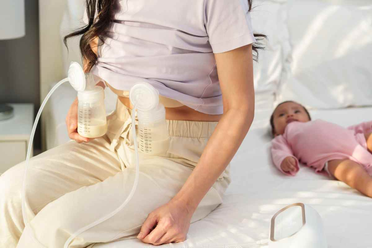mom-pumping-breastmilk-for-storing-breastmilk-for-travel-a-practical-guide